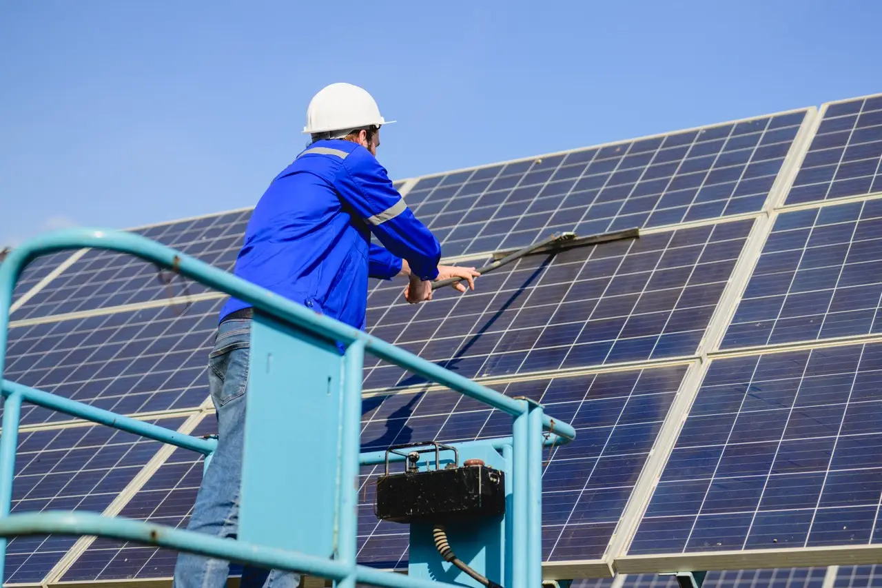 Solarplatten auf einem Dach werden professionell gereinigt.